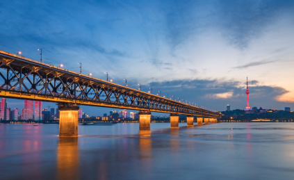 湖北武汉市江滩武汉长江大桥城市天际线夜景