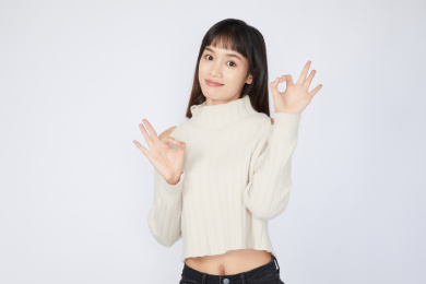 做OK手势的年轻女生