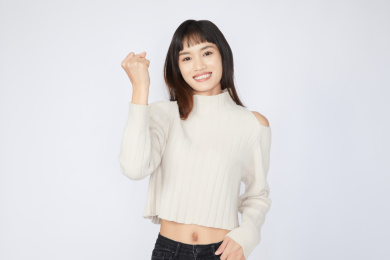 做加油打气手势的年轻女生