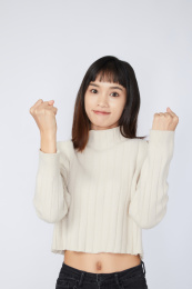 做加油打气手势的年轻女生