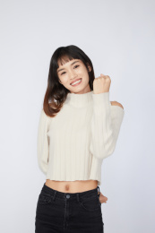 做加油打气手势的年轻女生