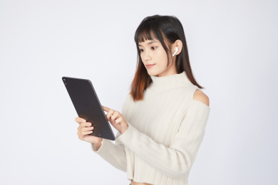 使用Pad的年轻女生