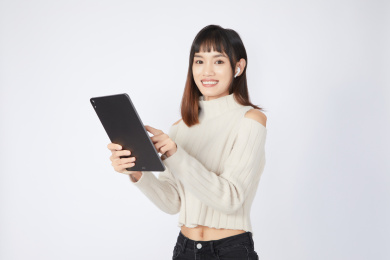 使用Pad的年轻女生
