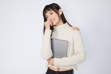 使用Pad的年轻女生