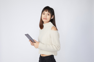 使用Pad的年轻女生