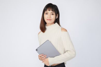 使用Pad的年轻女生