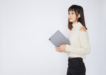 使用Pad的年轻女生