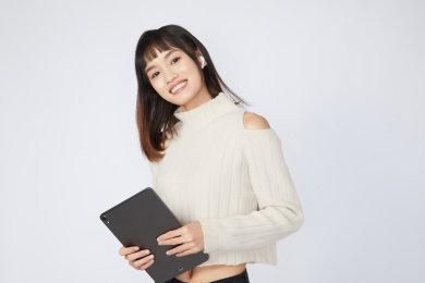 使用Pad的年轻女生