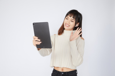 使用Pad的年轻女生