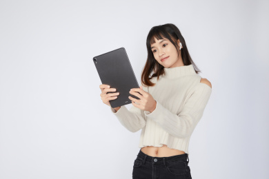 使用Pad的年轻女生
