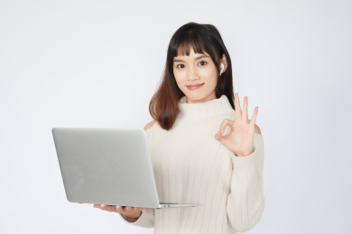 使用电脑的年轻女生