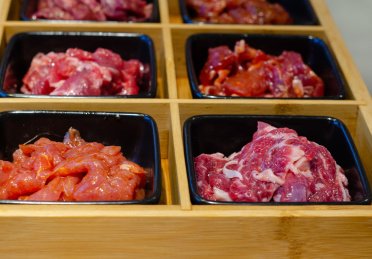 盘子中的不同种类的牛肉