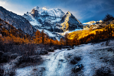 四川稻城亚丁景区仙乃日神山