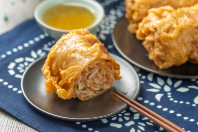 天津传统小吃卷圈特写蓝印花布木桌面背景