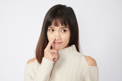 脸上起痘痘的女生
