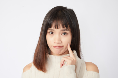 脸上起痘痘的女生