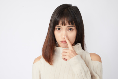 脸上起痘痘的女生