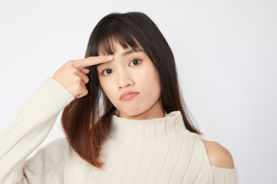 脸上起痘痘的女生