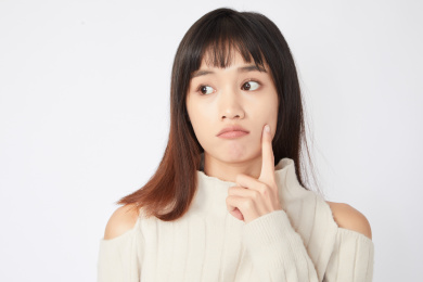 脸上起痘痘的女生