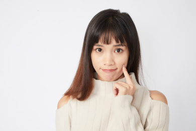 脸上起痘痘的女生