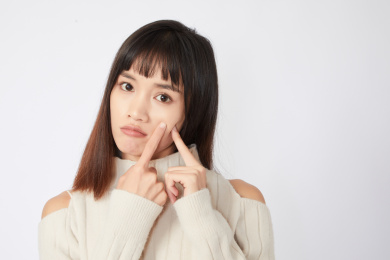 脸上起痘痘的女生