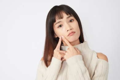 脸上起痘痘的女生