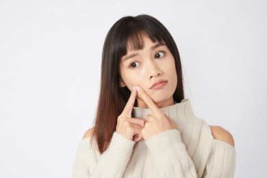 脸上起痘痘的女生