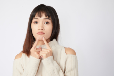 脸上起痘痘的女生