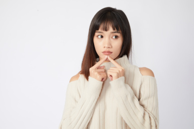 脸上起痘痘的女生