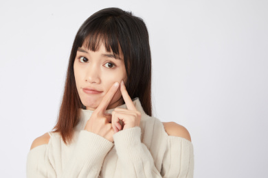 脸上起痘痘的女生