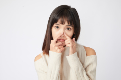 脸上起痘痘的女生