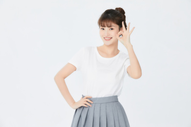 做ok手势的年轻女生