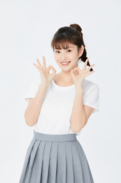 做ok手势的年轻女生