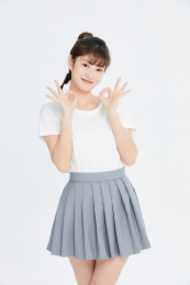 做ok手势的年轻女生