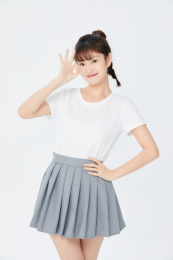 做ok手势的年轻女生