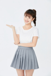 做介绍手势的年轻女生