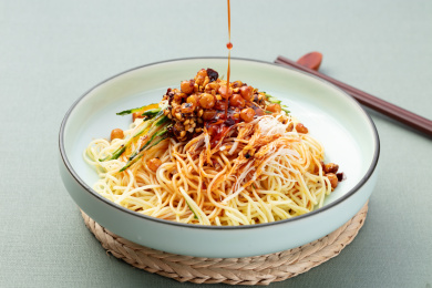 盘子里的麻辣干拌面重庆小吃鸡丝凉面