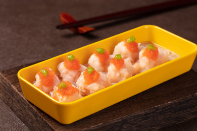 黄色盒子里的街边头小吃鱼籽酱虾滑