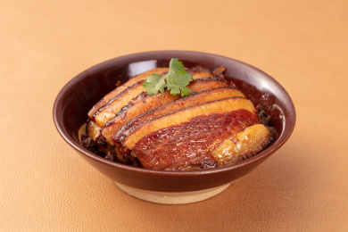 白盘里的川菜烧白梅菜扣肉