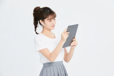 使用Pad的女生形象