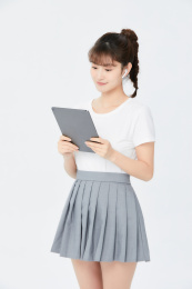 使用Pad的女生形象