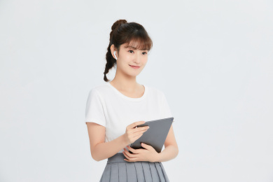 使用Pad的女生形象