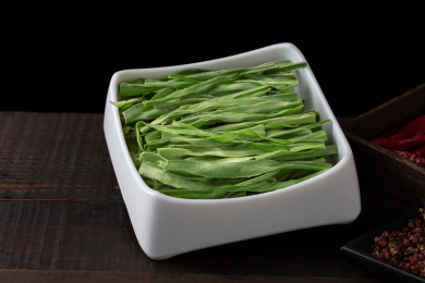 方盘里的重庆老火锅菜品干贡菜段