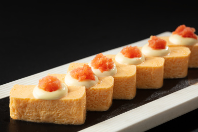 日式盘子里的日本料理鱼籽酱玉子烧寿司