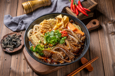 木纹桌上的一碗毛肚冒菜