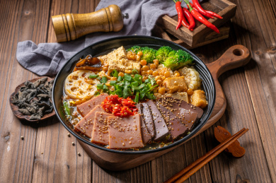 木纹桌上的一碗鸭血火腿冒菜