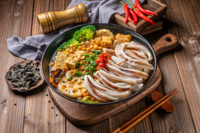 木纹桌上的一碗鱿鱼冒菜