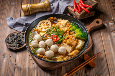 木纹桌上的一碗丸子冒菜