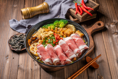 木纹桌上的一碗肥牛冒菜