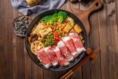 木纹桌上的一碗肥牛冒菜